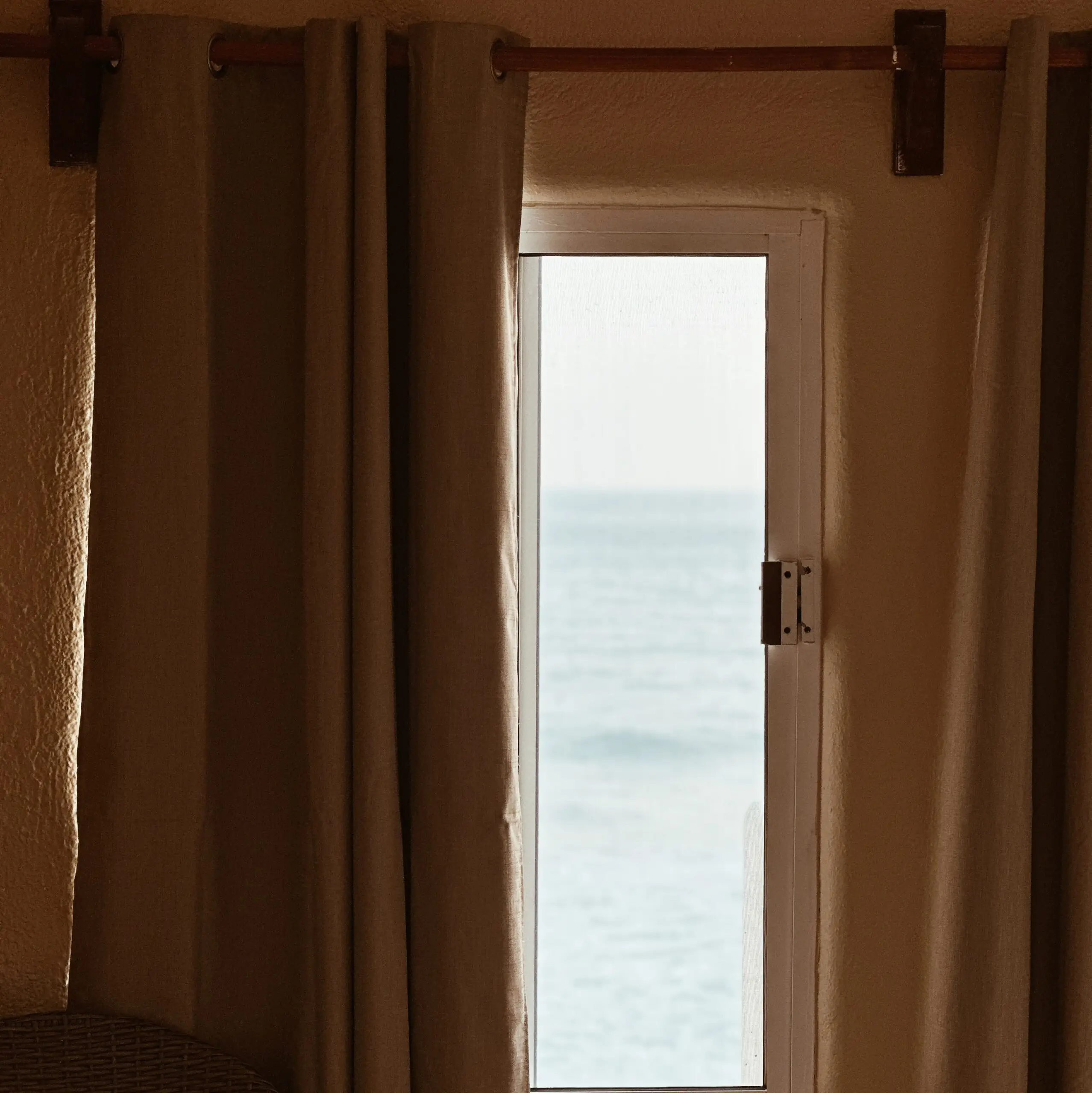 Ventana con vista parcial al mar