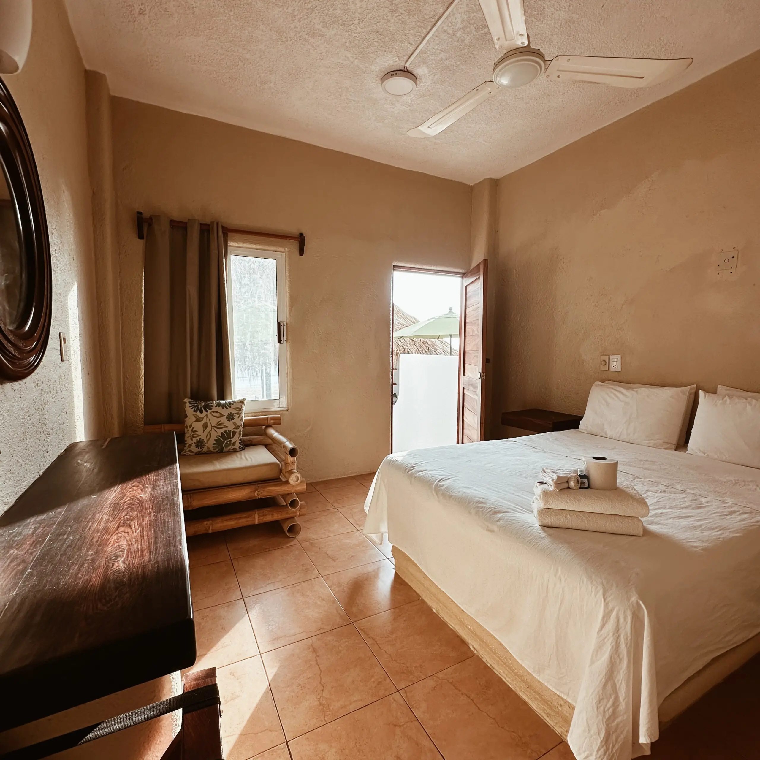 Interior de la habitación sencilla
