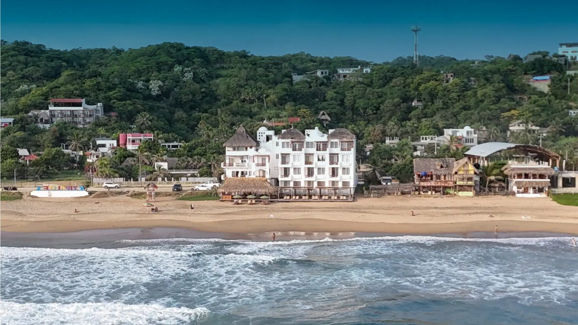 Vista aérea del hotel frente al océano Pacífico