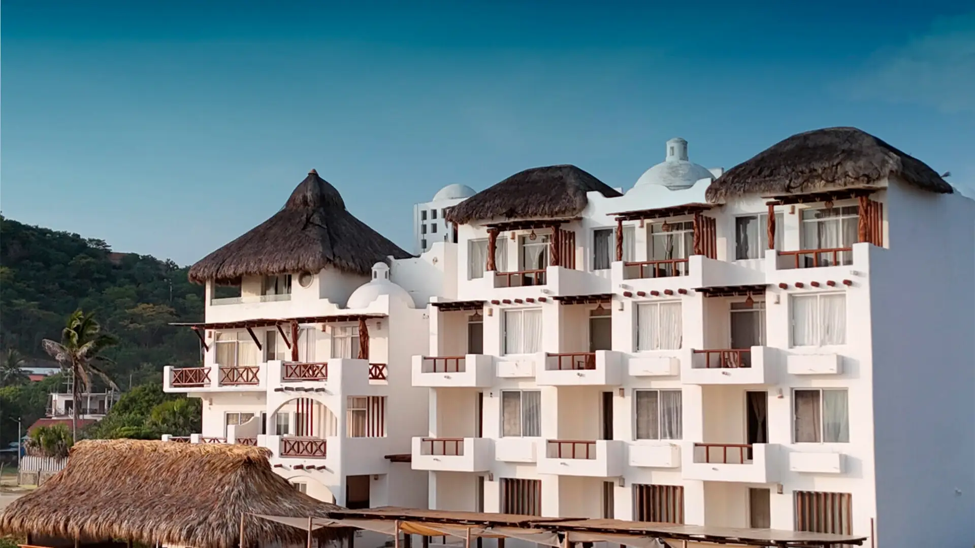 Hotel Estrella de Mar visto desde la playa de Zipolite