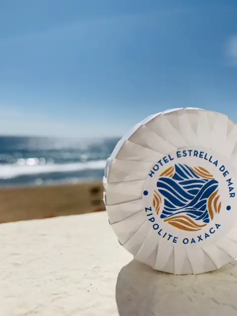 Letrero del Hotel Estrella de Mar sobre la arena