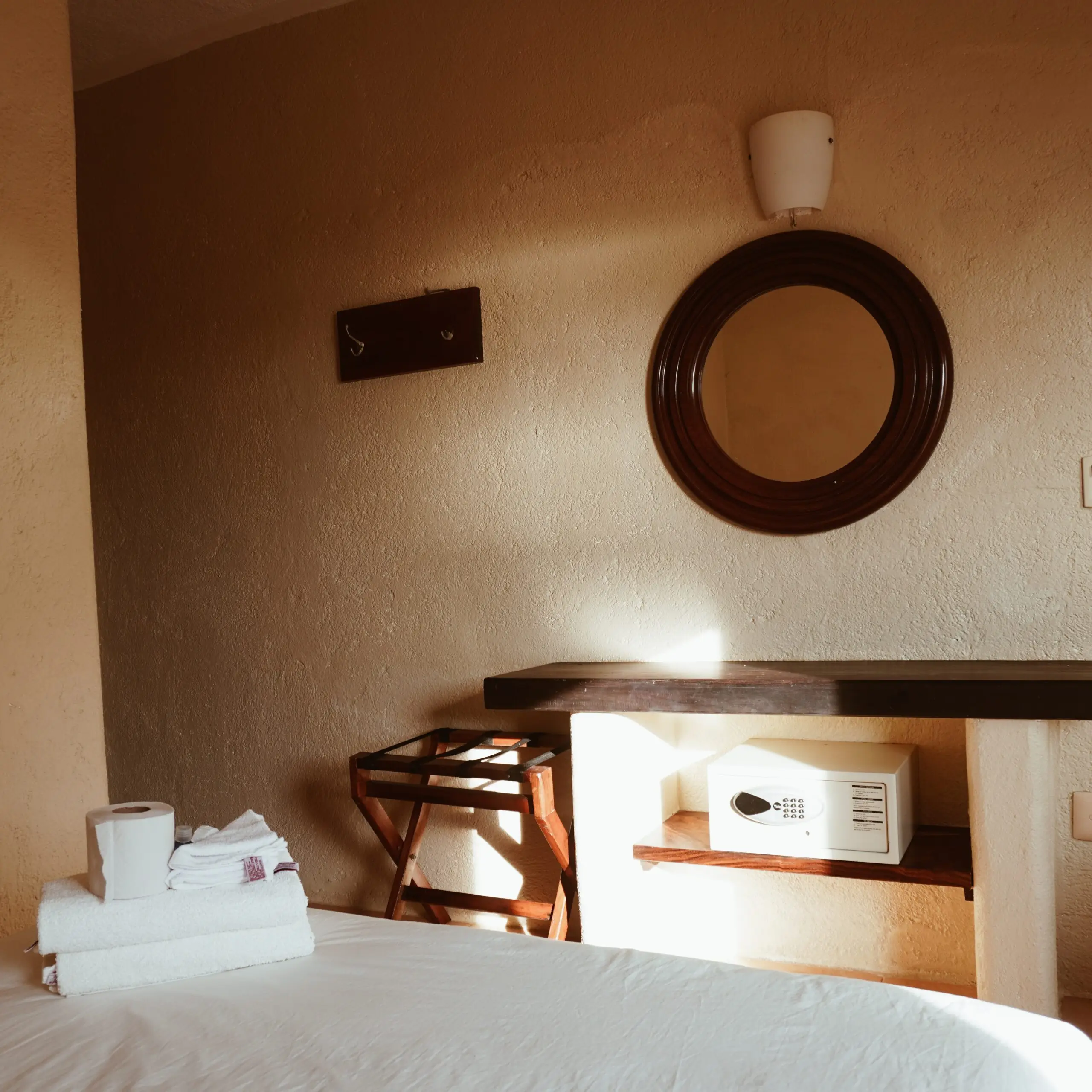 Habitación sencilla acogedora con cama matrimonial