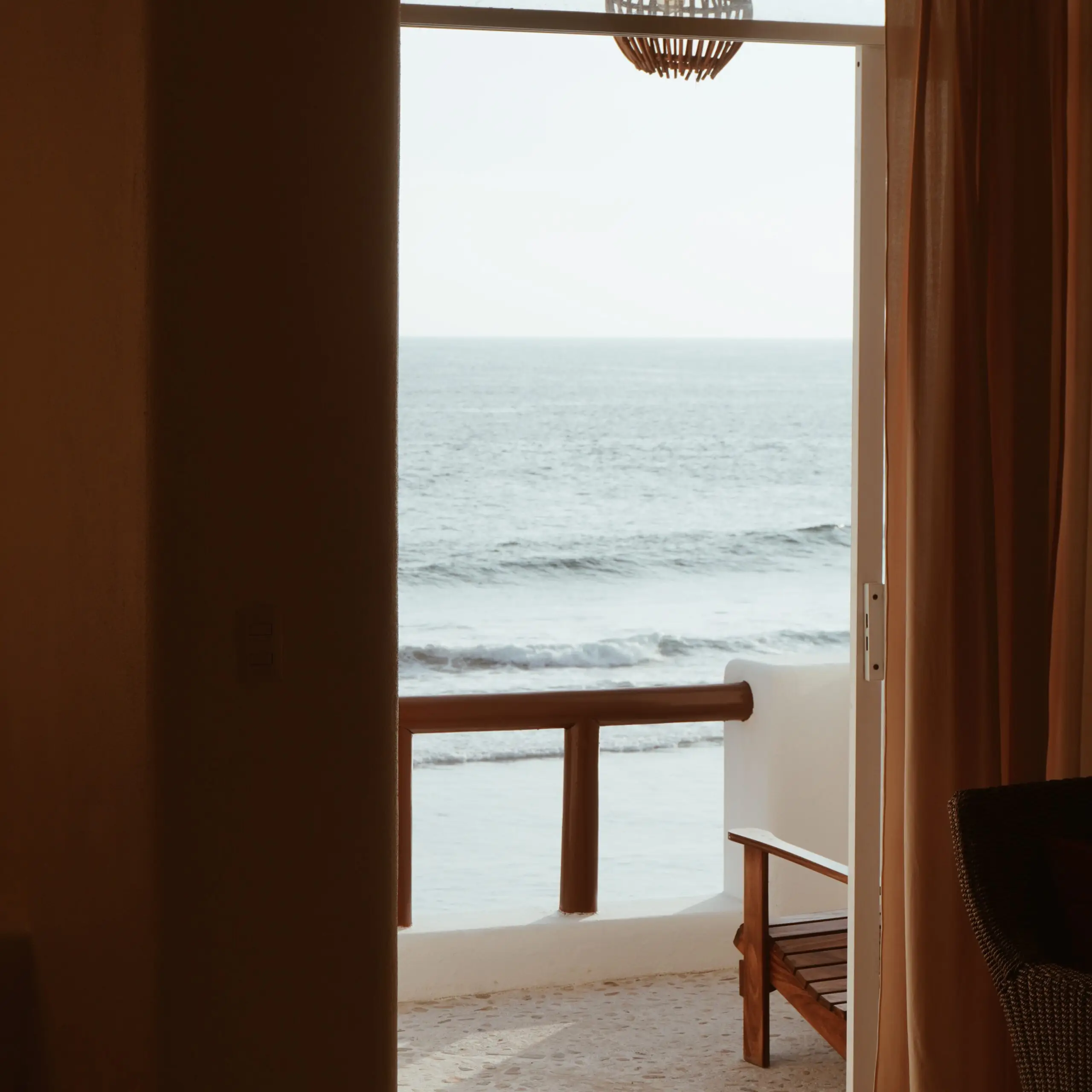 Puerta abierta hacia el mar desde la habitación