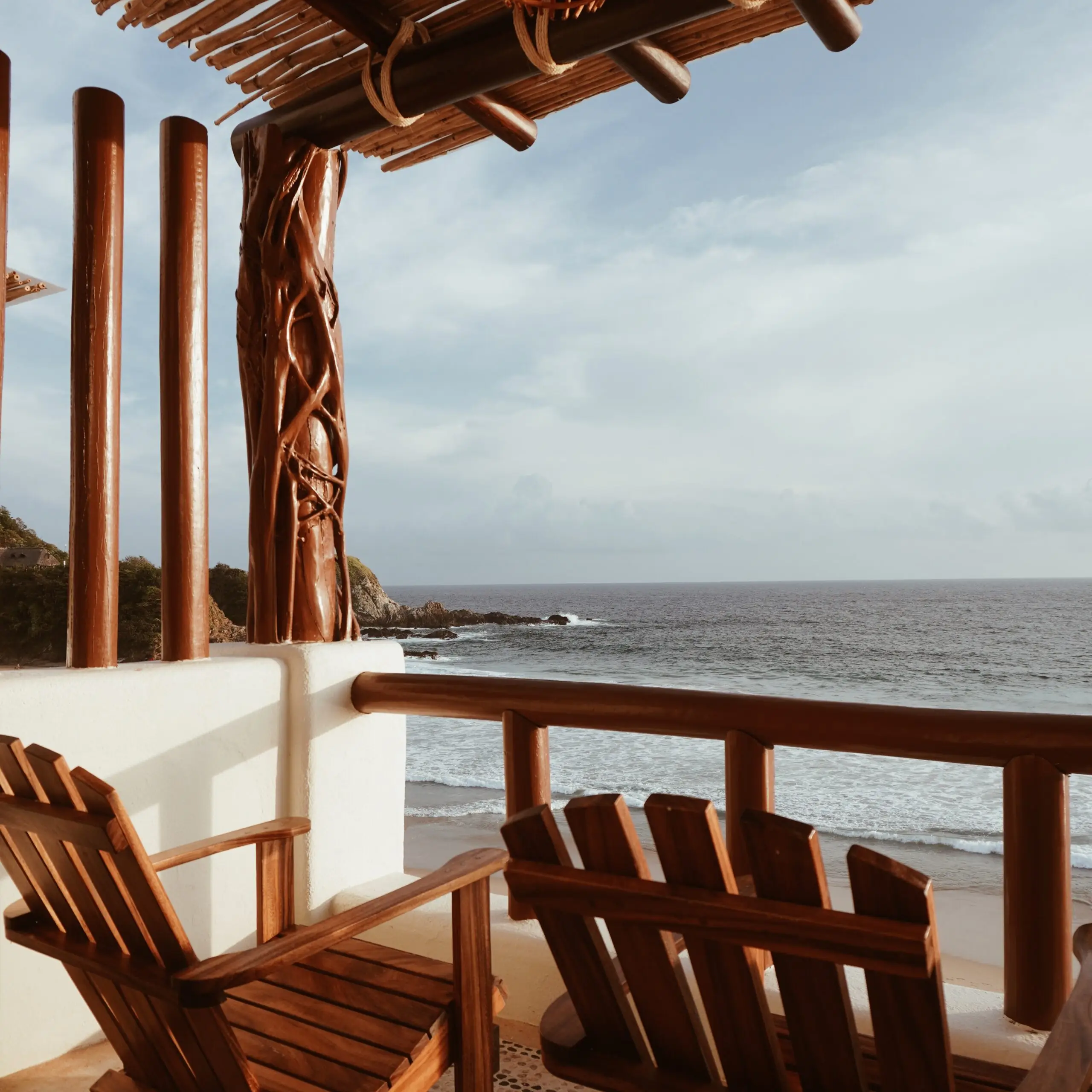 Terraza privada de madera frente a la playa