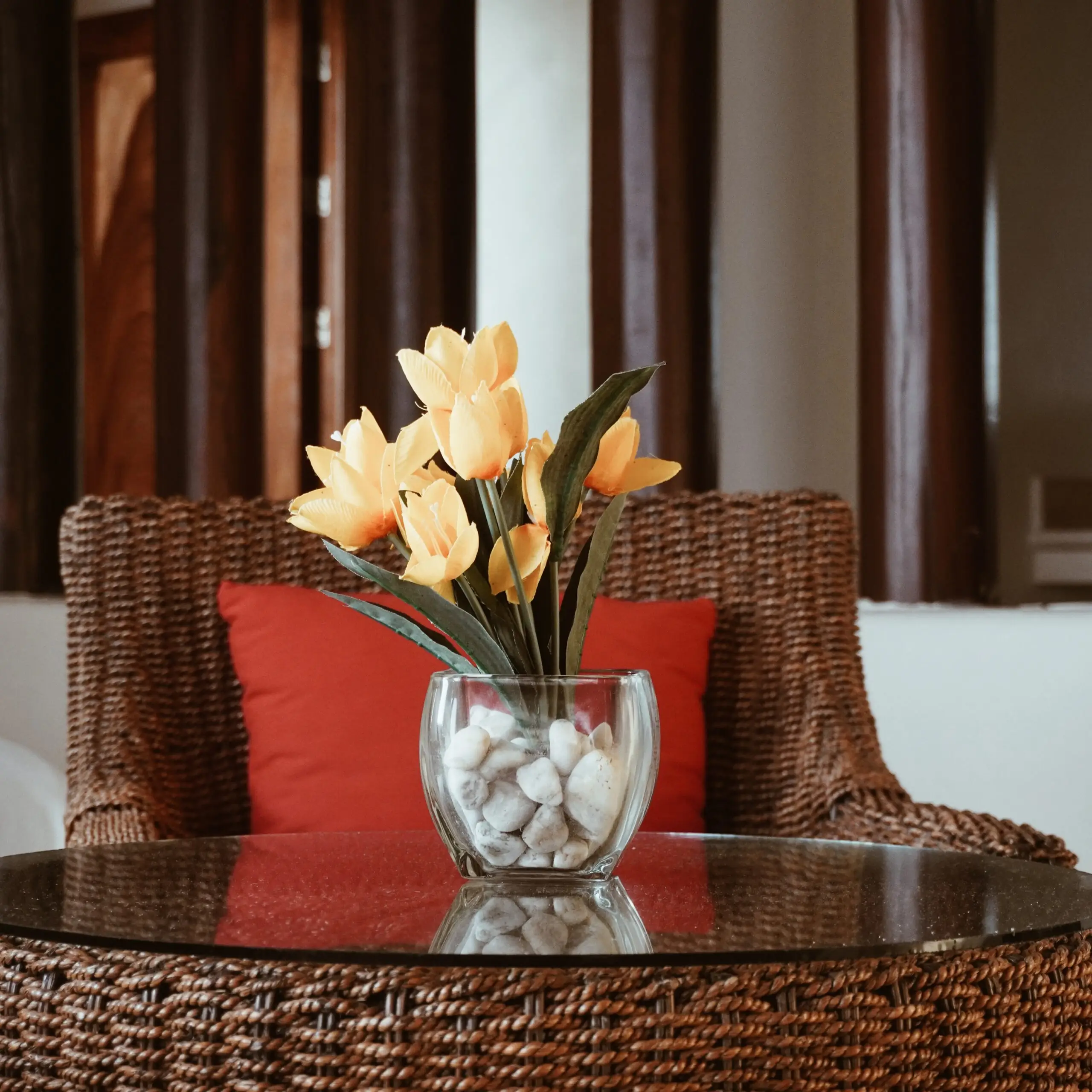 Detalle de mesa con flores y cojines