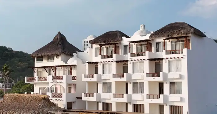 Fachada del hotel desde la playa