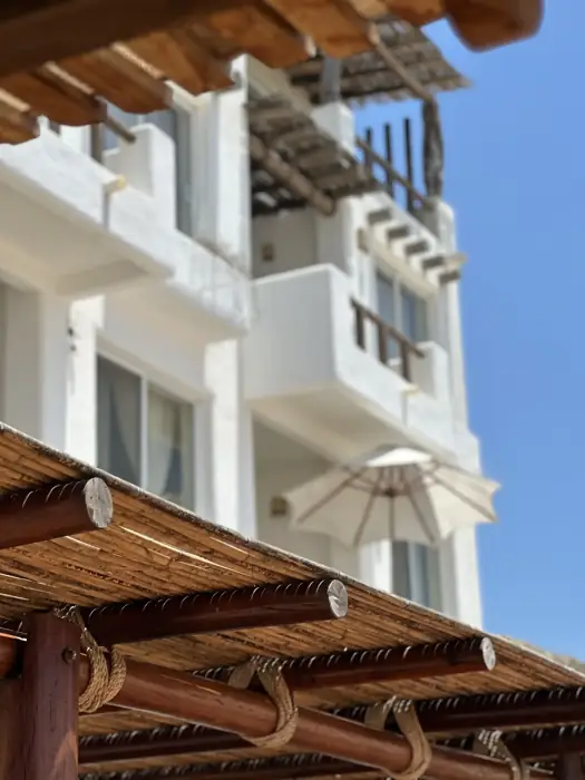 Arquitectura blanca y madera
