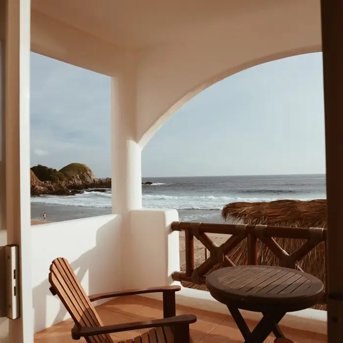 Sillas de terraza con vista al mar